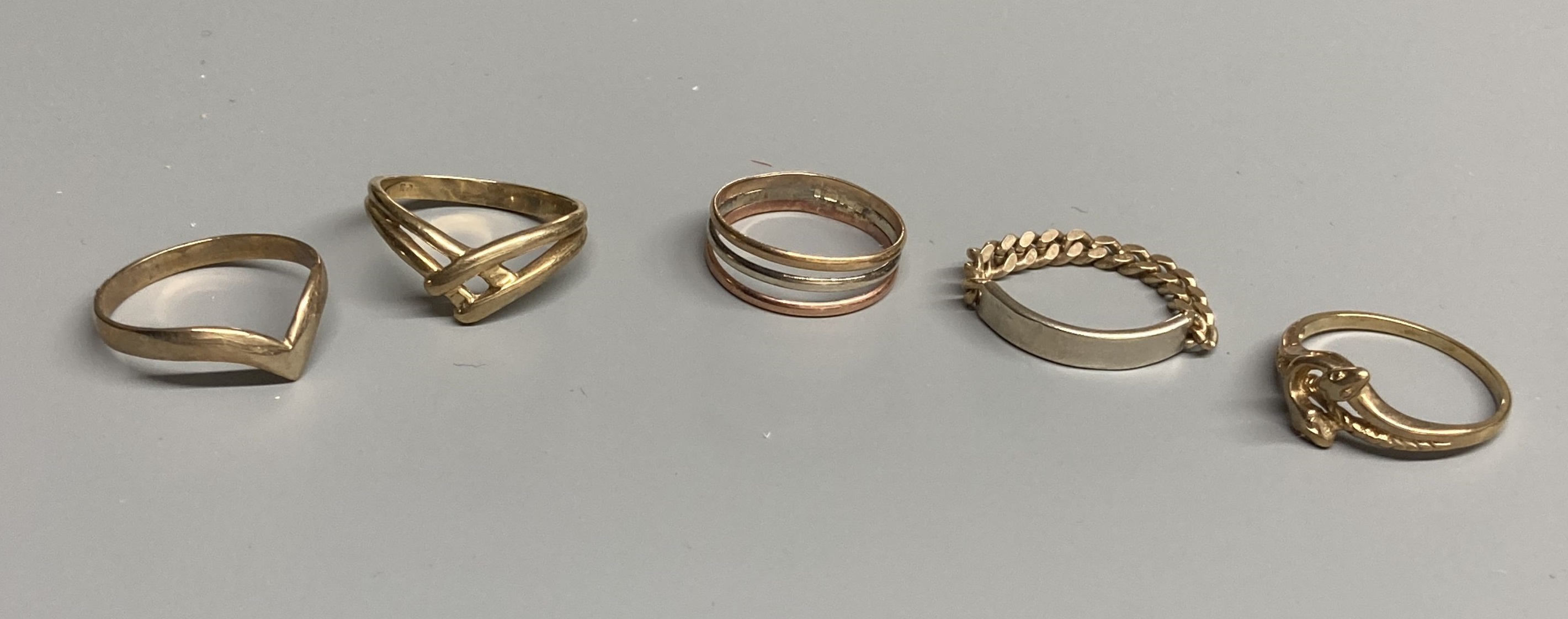 Five assorted modern 9ct gold rings including three colour triple band